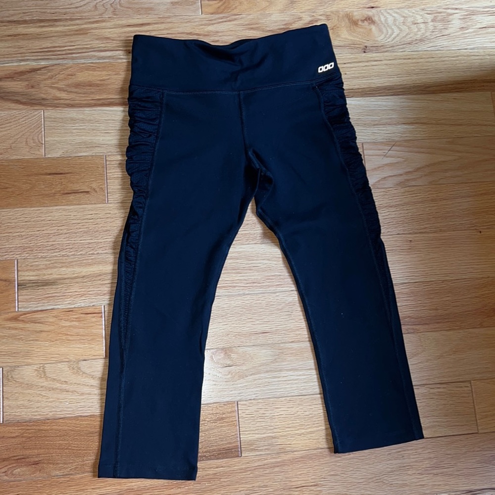 Lorna Jane Black 3/4 length leggings size medium with pleated side lining